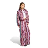 Campera deportiva Adidas de la colaboración con Farm Rio, con cierre frontal, cuello alto y diseño estampado de rayas en zigzag en tonos bordó, violeta y crema. Presenta detalles en turquesa en las mangas y puños y cintura de tejido acanalado.