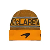 Gorro de lana tipo beanie con vuelta, color amarillo con detalles en gris y negro. Presenta la palabra McLaren tejida en la parte superior y el logo de la marca bordado en el frente.