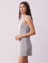 Camisón corto gris de punto, con escote redondo y sisas con aplique de puntilla.