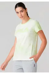Remera deportiva de mujer Fila Letter Premium Sky, color amarillo, de manga corta y cuello redondo. Cuenta con el logo de la marca estampado en el pecho en tono sobre tono.