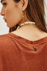 Remera básica de lino color marrón rojizo, de manga corta y cuello redondo.