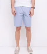 Bermuda masculina de sarga color celeste, corte recto, con cierre de botón y cremallera, bolsillos delanteros y traseros.