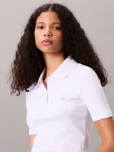 Chomba de Calvin Klein Jeans confeccionada en tejido de algodón con elastano, de corte regular y textura acanalada. Presenta cuello tipo polo con cartera de botones y una insignia distintiva de la marca en el pecho.