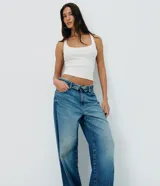 Pantalón wide leg de jean para mujer, con tiro medio, cintura doblada, costura lateral desplazada y bolsillos delanteros y traseros. Confeccionado en algodón certificado.
