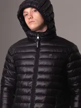 Campera acolchada Calvin Klein color negro, con capucha, cierre frontal con cremallera y bolsillos laterales con cremallera.