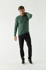 Sweater de punto para hombre con escote redondo, mangas largas y logo bordado en el pecho. Presenta un diseño clásico de calce regular.