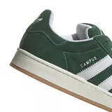 Championes adidas modelo Campus 00s, de color verde con las icónicas tres tiras laterales en blanco. Presentan una estructura de gamuza, cordones blancos y una suela de goma con base color caramelo.