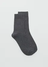Calcetines de caña media confeccionados en una mezcla suave de lana y cashmere, con textura acanalada y diseño elástico.