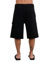 Bermuda estilo cargo de denim negro, con calce amplio, bolsillos laterales utilitarios y tira porta-martillo.