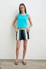 Musculosa blanca de algodón, de corte recto y escote redondo.