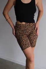 Short tipo biker de lycra con estampado de leopardo en tonos marrones y negros.