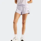 Short deportivo New Balance de color lila, confeccionado con tela transpirable que evacúa la humedad, diseñado con cintura elástica y logo impreso en la pierna.