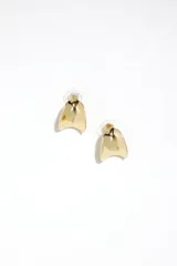 Par de aros tipo botón, dorados, con forma curva y orgánica, acabado liso y brillante.