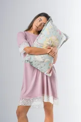 Camisón corto color rosa de algodón con escote redondo y mangas cortas con detalle de puntilla. Presenta puntilla en el ruedo.