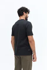 Remera básica de hombre con cuello redondo y mangas cortas, confeccionada en algodón. Presenta un pequeño logo bordado en el pecho.