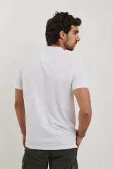 Remera tipo polo de manga corta, color negro, con cuello clásico y cierre frontal de botones.