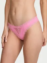 Tanga de microfibra ultrasuave color rosado con ribetes de encaje supersuave, tiro bajo y detalle de roseta en el frente.