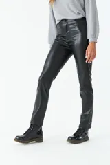 Pantalón negro de cuero sintético, tiro medio y corte recto.