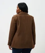 Blazer de corte regular confeccionado en tejido de poliéster con textura de espina de pez. Presenta cuello con solapa, cierre frontal de un botón, mangas largas y bolsillos laterales con solapa.