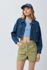 Top cropped color lila sin mangas y cuello a la base, con frunces en ambos laterales.