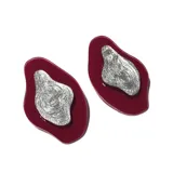 Par de aros colgantes con forma irregular, color borgoña con detalles plateados.