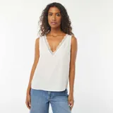 Blusa blanca sin mangas con escote en V y detalle de encaje en el borde.