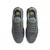 Championes Nike Air Max Plus de diseño técnico, color gris con detalles en verde neón en el logo lateral y en las unidades de aire de la suela. Presentan una estructura de malla transpirable con refuerzos sintéticos ondulados.