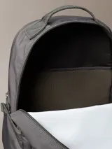 Mochila de poliéster reprocesado color gris oscuro/negro, con asa de mano superior y correas de hombro acolchadas. Presenta doble compartimento principal con cremallera, doble bolsillo exterior frontal con cremallera y parche con logotipo en la parte delantera.
