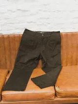 Pantalón de pana color marrón claro, de corte ancho y tiro alto, con bolsillos laterales y traseros.