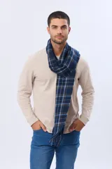 Bufanda de tejido suave con diseño de cuadros en tonos marrones y líneas finas oscuras, terminada con flecos en los extremos.