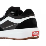 Championes Vans modelo UltraRange, color negro con detalles en blanco. Presentan un diseño deportivo con suela de goma blanca y entresuela acolchada, ideales para uso urbano y actividades diarias.