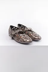 Ballerinas negras de cuero sintético con correa sobre el empeine y hebilla metálica. Diseño con múltiples ojalillos metálicos.