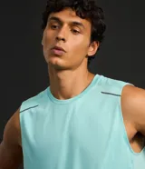 Musculosa deportiva Get Over para hombre, de color negro con estampa heat print sutil y detalles de líneas reflectivas en los hombros. Confeccionada en tejido de malla de poliéster respirable con tecnología Dry, cuenta con cuello redondo y corte regular.