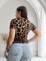 Remera marrón con estampado animal print de leopardo, escote en V y mangas cortas.