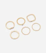 Kit de seis anillos dorados de diferentes diseños, incluyendo aros finos lisos con pequeños strass, modelos texturados, ondulados, geométricos y cuadrados.
