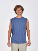 Musculosa sin mangas color azul, con cuello redondo y estampado frontal con texto en negro.