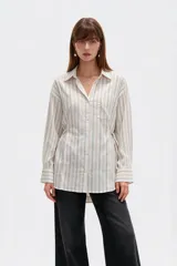 Camisa de viscosa a rayas rosadas y negras, con cuello camisero, botones frontales, mangas largas y tiras laterales para anudar.