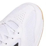 Championes deportivos Adidas Ligra 8 para interior, color blanco con las icónicas tres tiras laterales en negro. Presentan una estructura de malla transpirable con refuerzos sintéticos, cuello acolchado negro y suela de goma color caramelo diseñada para ofrecer tracción en superficies indoor.
