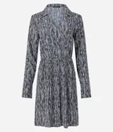 Vestido corto camisero de crepé con estampado abstracto en blanco y negro, cuello con solapa, mangas largas y lazo en la cintura.