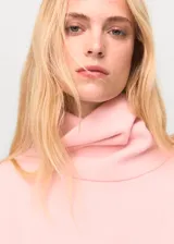 Jersey de punto color rosado, con cuello alto, manga corta y diseño recto.