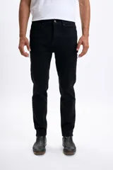 Pantalon de jean corte slim color negro, con cierre de boton y cremallera, bolsillos laterales y traseros.