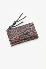 Billetera pequeña con estampado animal print de leopardo en tonos marrones y negros. Presenta el logo de la marca Rapsodia en el frente, cierre superior con tirador de cordón anudado y confección en poliéster.