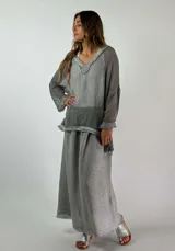 Pollera larga gris de lino con elástico en la cintura.