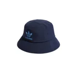 Gorro tipo bucket Adidas Adicolor Archive de color azul marino, con el logo del trifolio y el nombre de la marca bordados en color celeste en el frente.