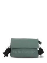 Cartera cruzada Hush Puppies de ecocuero engomado color verde, con solapa y broche imantado. Cuenta con correa ajustable y desmontable, bolsillo delantero, bolsillo interior con cierre y bolsillo trasero con cierre.