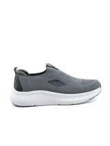 Championes deportivos Umbro Magna para hombre, modelo slip-on sin cordones, de tejido tipo knit en color gris con suela blanca.