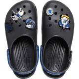 Zuecos Crocs negros con correa trasera azul y suela estampada con rayas azules y grises, inspiradas en la bufanda de la casa Ravenclaw de Harry Potter. Incluyen dijes Jibbitz™ exclusivos de Ravenclaw, como el logo de la casa y un dije de águila.
