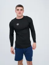 Remera térmica de manga larga Umbro, color negro, de corte ajustado y cuello redondo, con el logo de la marca estampado en el pecho en color blanco.