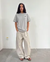Remera gris de corte regular con estampa gráfica en la espalda que presenta un collage de estilo cómic con la palabra 'BO!' en el centro.