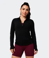 Remera deportiva de manga larga negra con media cremallera y cuello alto.